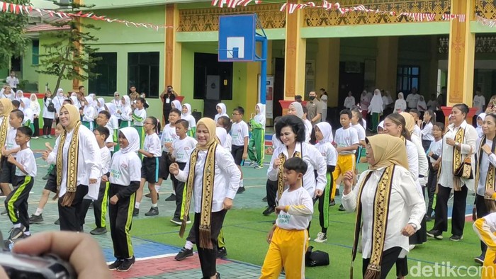 Iriana Jokowi senam bersama siswa SDN 2 Bandar Lampung (Tommy Saputra/detikSumut)