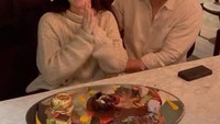  Di Instagram, dirinya paling senang mengunggah momen kulinerannya dengan sang istri. Berbagai restoran romantis jadi tujuannya. Foto: Instagram @jevierjustin