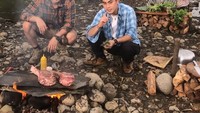 Saat sedang syuting acara kuliner, masak-masak dan kulineran di alam bebas sudah menjadi rutinitas sehari-harinya lho. Foto: Instagram @jevierjustin