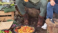 Mencicipi hidangan sayuran langsung di tengah hutan, membuat Jevier terbiasa makan di tempat sederhana. Foto: Instagram @jevierjustin