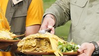 Masak ikan bareng Chef Steby Rafael, latar pemandangan alam yang indah menambah keseruan Jevier kulineran. Foto: Instagram @jevierjustin