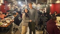 Kompak kulineran blusukan bareng sang istri. Mereka sering liburan ke luar negeri sambil mencicipi makanan khas di sana. Foto: Instagram @jevierjustin