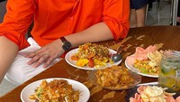  Ada gado-gado, rujak hingga karedok yang jadi menu makanan siangnya. Foto: Instagram @jevierjustin