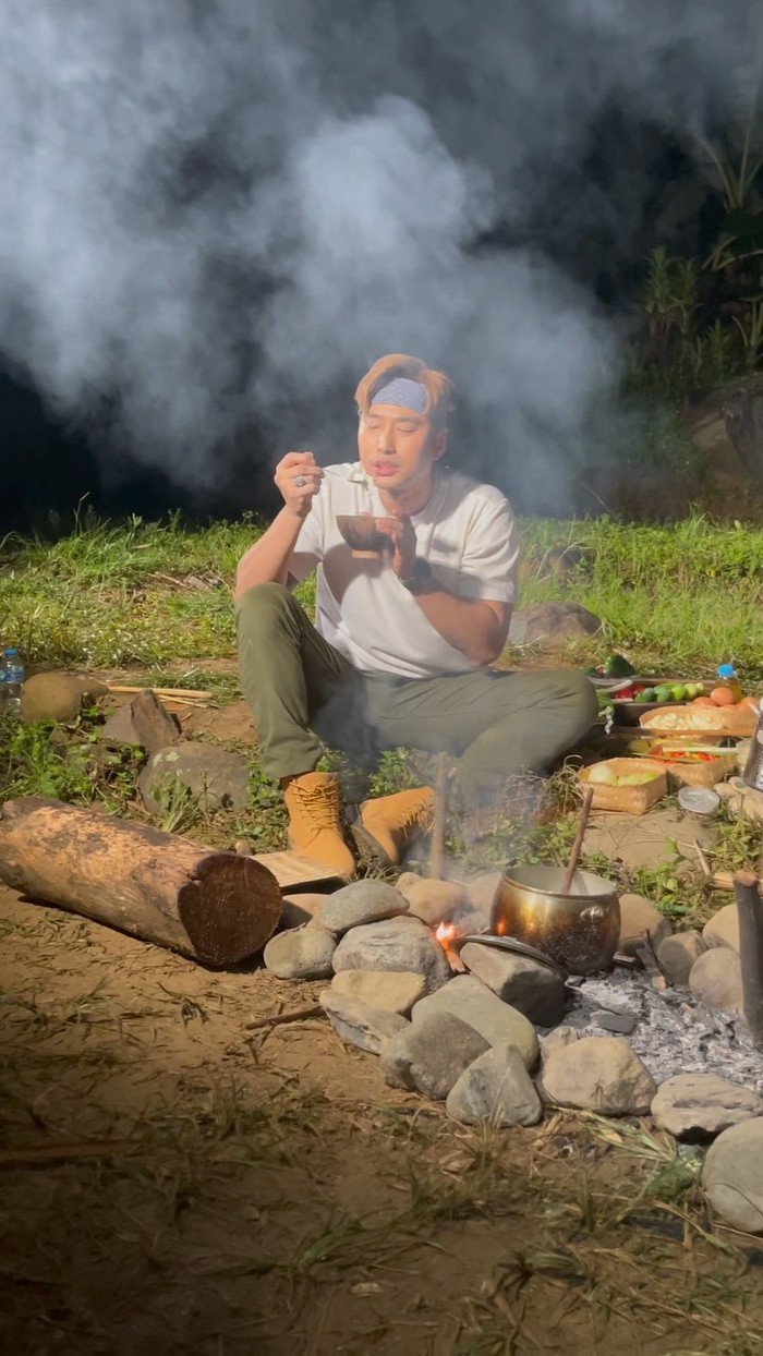Jadi Host Kuliner, Jevier Justin Sering Makan-makan di Alam Bebas