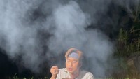 Ditemani api dari kayu, santapannya di tengah hutan ini jadi penutup kulinerannya yang seru.  Foto: Instagram @jevierjustin