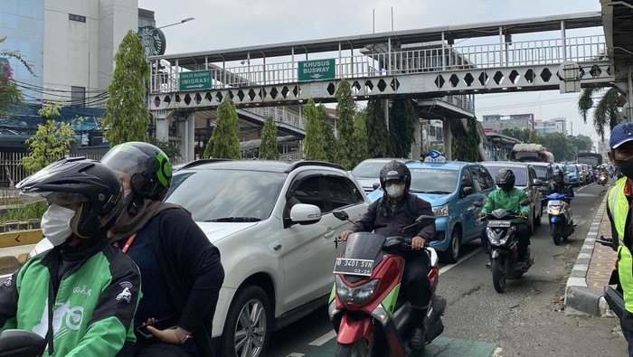 Jalan Hj Tutty Alawiyah, Jakarta Selatan (Jaksel) tepatnya dari Halte Busway Warung Jati hingga Halte Imigrasi. Kemacetan terjadi akibat padatnya volume kendaraan.