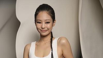 7 Gaya Jennie BLACKPINK dengan Wajah Pakai Plester, Tetap Memesona