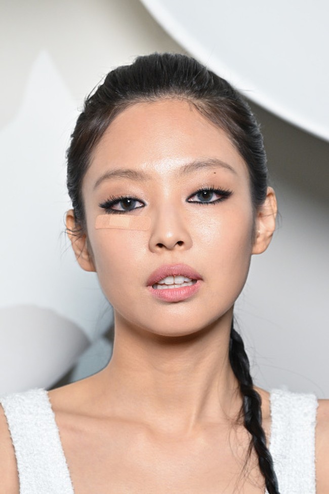 Belum lama ini Jennie BLACKPINK mengalami cedera yang membuatnya wajahnya terluka. Dia pun tampil dengan plester di bawah matanya. Foto: Corbis via Getty Images/Stephane Cardinale - Corbis