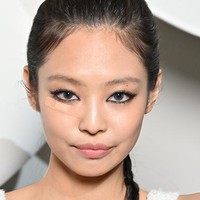 Penggemar juga menyorot gaya rambutnya yang dikepang dengan tambahan aksesori pita. Foto: Corbis via Getty Images/Stephane Cardinale - Corbis