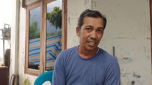 Jurwan (50) pemilik rumah di bibir sungai yang ambles di Kelurahan Montabaru, Kecamatan Woja, Kabupaten Dompu, Nusa Tenggara Barat (NTB), Rabu (8/3/2023).