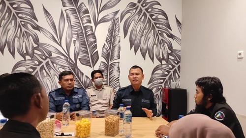 Kabid Humas Polda Bali Kombes Pol Stefanus Bayu Satake (dua dari kanan) saat berkunjung ke kantor detikBali, Denpasar, Rabu (8/3/2023).