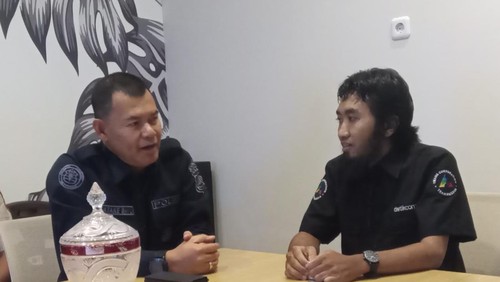 Kabid Humas Polda Bali Kombes Pol Stefanus Satake Bayu (kiri) saat berkunjung ke kantor detikBali di Denpasar. Rabu (8/3/2023). (Aryo Mahendro/detikBali)