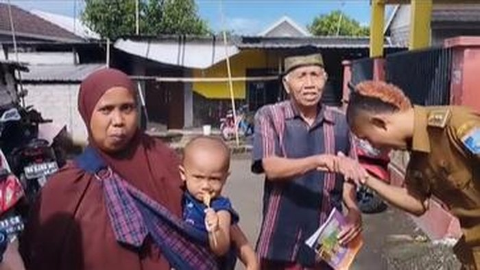 Kades Sigerongan, Lombok Barat, Dian Siswadi berambut mohawk tengah kunjungan kerja ke dusun yang dibagikan di akun TikTok pribadinya yaitu @Kades_muda22. (IST)