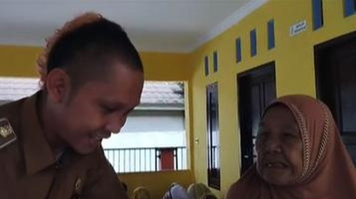 Kades Sigerongan, Lombok Barat, Dian Siswadi berambut mohawk tengah kunjungan kerja ke dusun yang dibagikan di akun TikTok pribadinya yaitu @Kades_muda22. (IST)