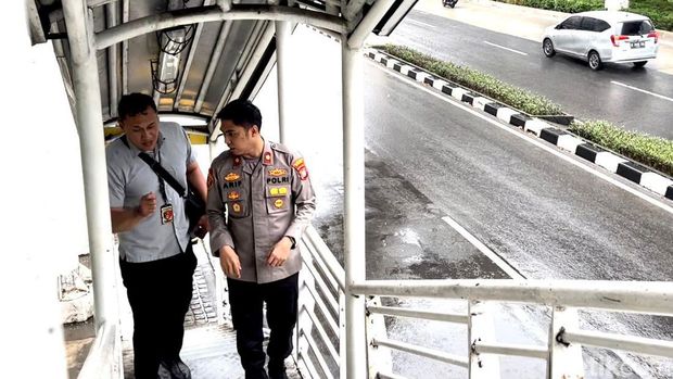 Kapolsek Setiabudi Kompol Arif Purnama Oktora turun ke lokasi mengecek viral sopir Pajero onani di bawah JPO Setiabudi, Jaksel.