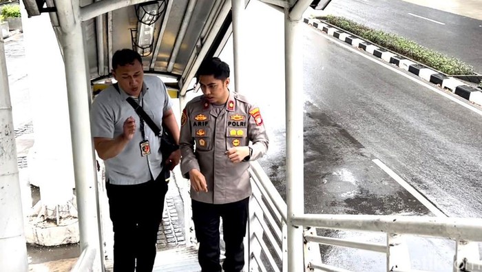 Kapolsek Setiabudi Kompol Arif Purnama Oktora turun ke lokasi mengecek viral sopir Pajero onani di bawah JPO Setiabudi, Jaksel.