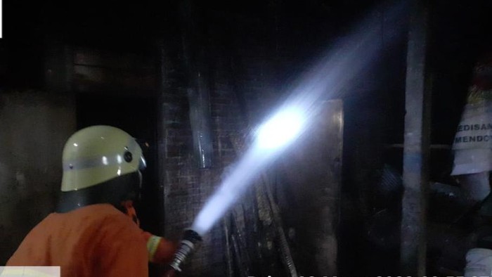 Petugas Regu II Damkar Jembrana saat berupaya memadamkan api yang membakar bangunan dapur milik warga Desa Yehembang Kauh, Kecamatan Mendoyo, Jembrana, Bali, Rabu (8/3/2023).