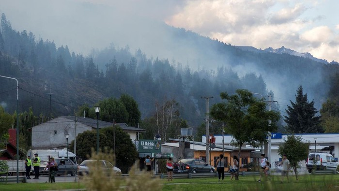 Kebakaran Hutan Mengamuk di Patagonia Argentina Helicopters from the fire brigade drop water on a wildfire, that according to local media consumed approximately 220 hectares, which has now been controlled by fire brigades and recent rain fall, in El Bolson, Neuquen province, Argentina March 5, 2023. REUTERS/Marcelo Martinez NO RESALES. NO ARCHIVES