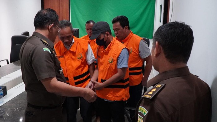 Keempat tersangka saat akan ditahan (Foto: Istimewa)