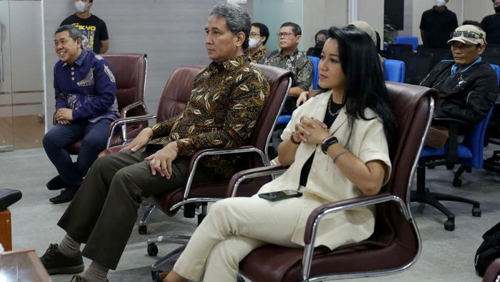 Program Indonesiana Film yang difasilitasi Dirjen Kebudayaan, Kementerian Pendidikan, Kebudayaan, Riset dan Teknologi (Kemendikbudristek) menelurkan karya berjudul “Tulang Belulang Tulang”.
