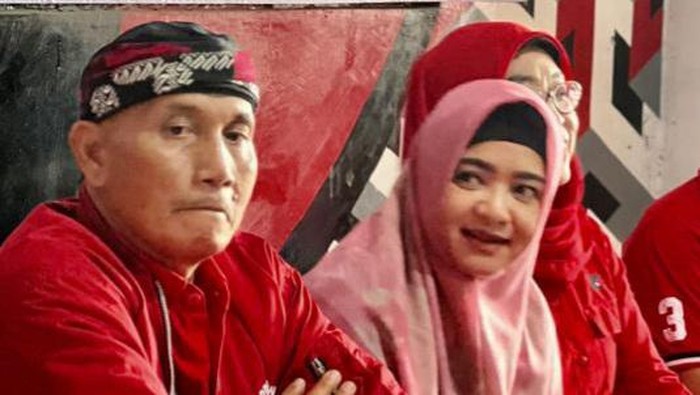 Ketua DPC PDIP Kabupaten Tegal Rustoyo (kiri).