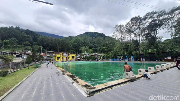 Kolam renang dan pemandian air panas Padusan