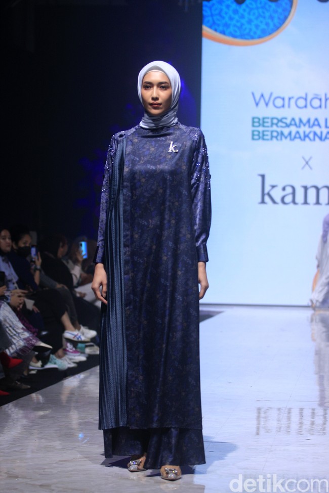 Fashion show brand Kami. di Muffest+ 2023 menghadirkan koleksi terbaru baju Lebaran 2023.  Foto: Mohammad Abduh/detikcom.