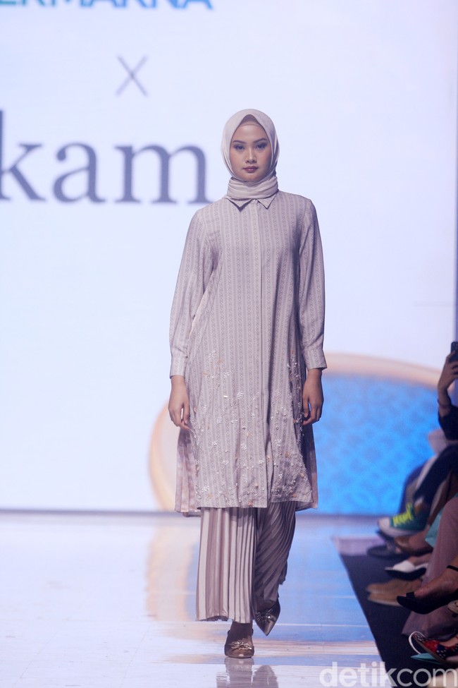 Fashion show brand Kami. di Muffest+ 2023 menghadirkan koleksi terbaru baju Lebaran 2023.  Foto: Mohammad Abduh/detikcom.