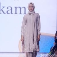 Fashion show brand Kami. di Muffest+ 2023 menghadirkan koleksi terbaru baju Lebaran 2023.  Foto: Mohammad Abduh/detikcom.