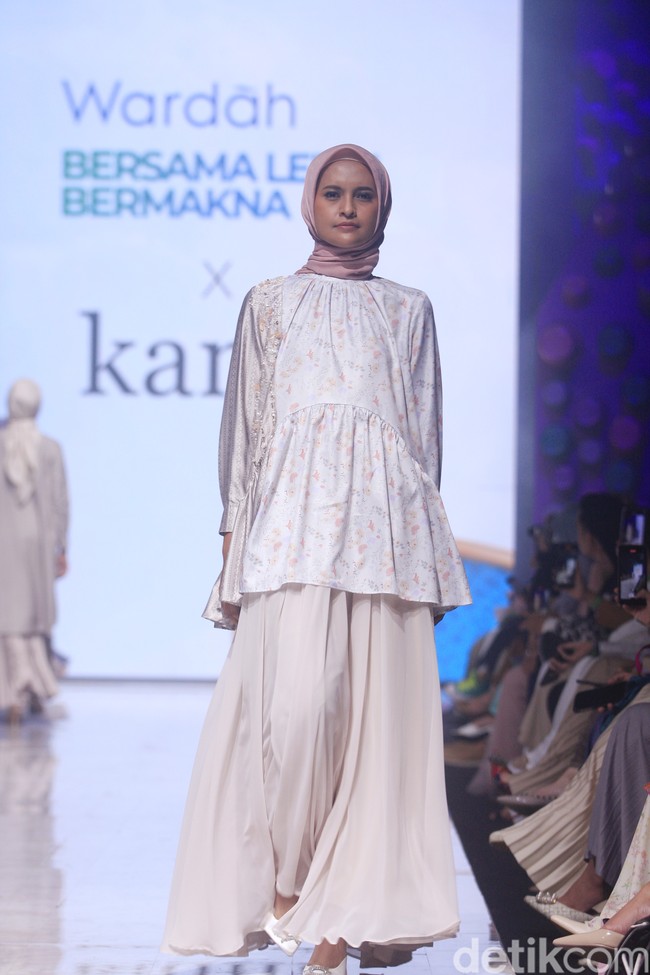 Fashion show brand Kami. di Muffest+ 2023 menghadirkan koleksi terbaru baju Lebaran 2023.  Foto: Mohammad Abduh/detikcom.