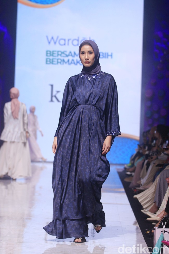 Fashion show brand Kami. di Muffest+ 2023 menghadirkan koleksi terbaru baju Lebaran 2023.  Foto: Mohammad Abduh/detikcom.