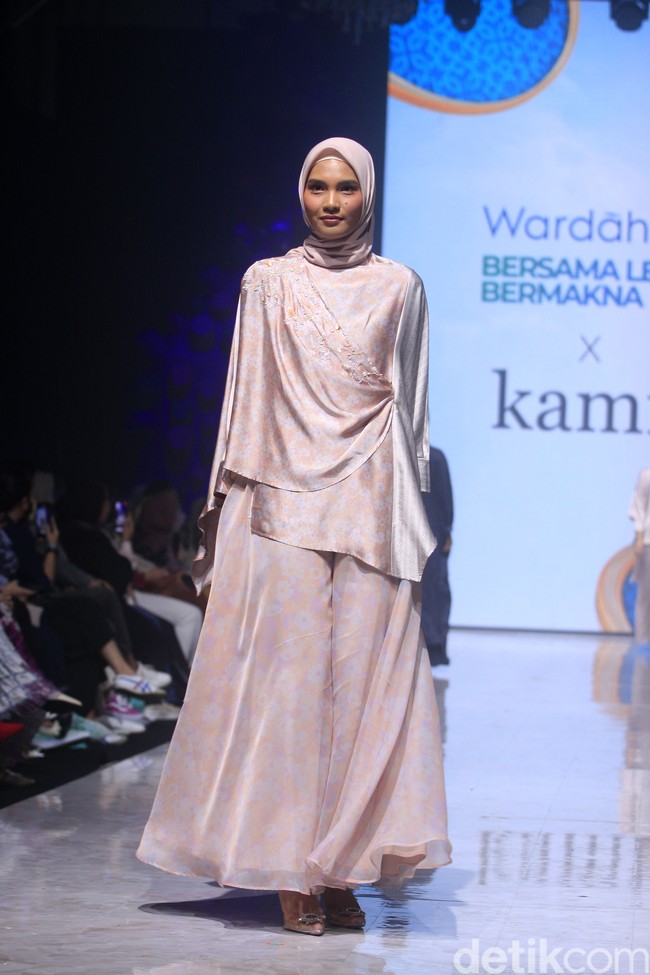 Fashion show brand Kami. di Muffest+ 2023 menghadirkan koleksi terbaru baju Lebaran 2023.  Foto: Mohammad Abduh/detikcom.