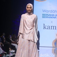 Fashion show brand Kami. di Muffest+ 2023 menghadirkan koleksi terbaru baju Lebaran 2023.  Foto: Mohammad Abduh/detikcom.