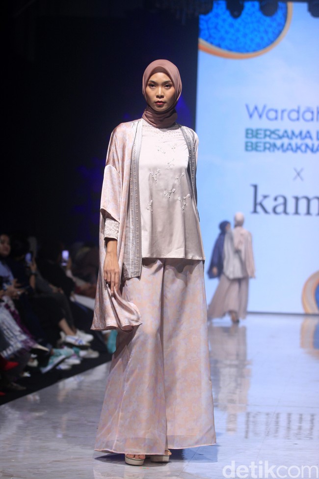 Fashion show brand Kami. di Muffest+ 2023 menghadirkan koleksi terbaru baju Lebaran 2023. Foto: Mohammad Abduh/detikcom.