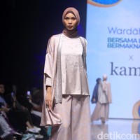 Fashion show brand Kami. di Muffest+ 2023 menghadirkan koleksi terbaru baju Lebaran 2023. Foto: Mohammad Abduh/detikcom.