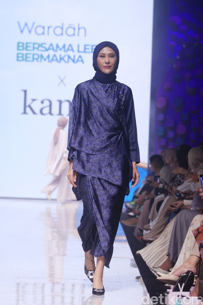 Fashion show brand Kami. di Muffest+ 2023 menghadirkan koleksi terbaru baju Lebaran 2023.  Foto: Mohammad Abduh/detikcom.