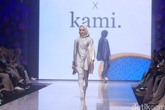 Fashion show brand Kami. di Muffest+ 2023 menghadirkan koleksi terbaru baju Lebaran 2023. Foto: Mohammad Abduh/detikcom.