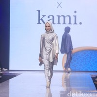 Fashion show brand Kami. di Muffest+ 2023 menghadirkan koleksi terbaru baju Lebaran 2023. Foto: Mohammad Abduh/detikcom.
