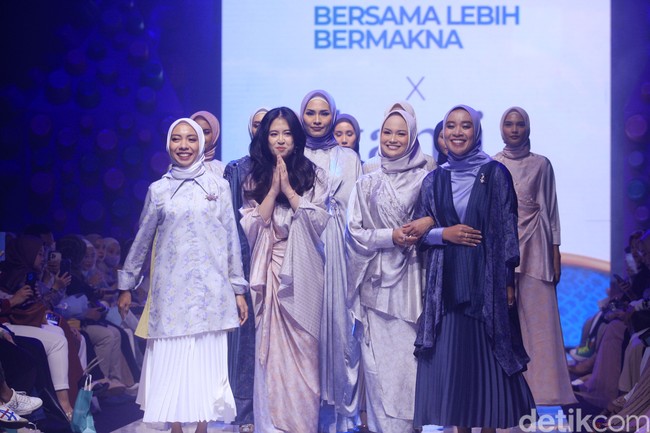 Fashion show brand Kami. di Muffest+ 2023 menghadirkan koleksi terbaru baju Lebaran 2023.  Foto: Mohammad Abduh/detikcom.