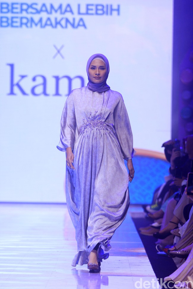 Fashion show brand Kami. di Muffest+ 2023 menghadirkan koleksi terbaru baju Lebaran 2023.  Foto: Mohammad Abduh/detikcom.