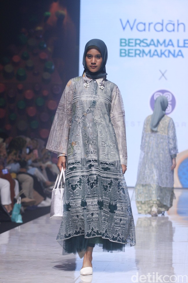 Inilah koleksi terbaru Restu Anggraini di Muffest 2023. Etu demikian sang desainer biasa disapa, terinspirasi dari bunga cempoko geni, salah satu bunga endemik asal Indonesia. Sang desainer juga banyak menambahkan detail lace pada koleksi untuk Ramadhan dan Lebaran 2023. Foto: Abduh/Detikcom