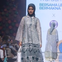 Inilah koleksi terbaru Restu Anggraini di Muffest 2023. Etu demikian sang desainer biasa disapa, terinspirasi dari bunga cempoko geni, salah satu bunga endemik asal Indonesia. Sang desainer juga banyak menambahkan detail lace pada koleksi untuk Ramadhan dan Lebaran 2023. Foto: Abduh/Detikcom