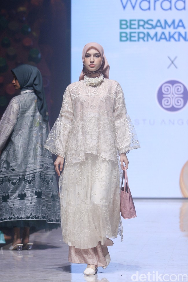 Inilah koleksi terbaru Restu Anggraini di Muffest 2023. Etu demikian sang desainer biasa disapa, terinspirasi dari bunga cempoko geni, salah satu bunga endemik asal Indonesia. Sang desainer juga banyak menambahkan detail lace pada koleksi untuk Ramadhan dan Lebaran 2023.  Foto: Mohammad Abduh/detikcom