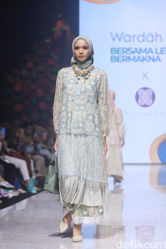 Inilah koleksi terbaru Restu Anggraini di Muffest 2023. Etu demikian sang desainer biasa disapa, terinspirasi dari bunga cempoko geni, salah satu bunga endemik asal Indonesia. Sang desainer juga banyak menambahkan detail lace pada koleksi untuk Ramadhan dan Lebaran 2023. Foto: Mohammad Abduh/detikcom