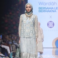 Inilah koleksi terbaru Restu Anggraini di Muffest 2023. Etu demikian sang desainer biasa disapa, terinspirasi dari bunga cempoko geni, salah satu bunga endemik asal Indonesia. Sang desainer juga banyak menambahkan detail lace pada koleksi untuk Ramadhan dan Lebaran 2023. Foto: Mohammad Abduh/detikcom