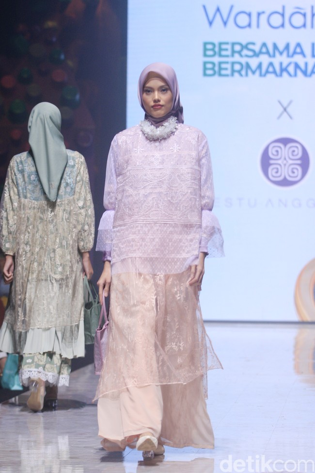 Inilah koleksi terbaru Restu Anggraini di Muffest 2023. Etu demikian sang desainer biasa disapa, terinspirasi dari bunga cempoko geni, salah satu bunga endemik asal Indonesia. Sang desainer juga banyak menambahkan detail lace pada koleksi untuk Ramadhan dan Lebaran 2023. Foto: Mohammad Abduh/detikcom