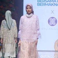 Inilah koleksi terbaru Restu Anggraini di Muffest 2023. Etu demikian sang desainer biasa disapa, terinspirasi dari bunga cempoko geni, salah satu bunga endemik asal Indonesia. Sang desainer juga banyak menambahkan detail lace pada koleksi untuk Ramadhan dan Lebaran 2023. Foto: Mohammad Abduh/detikcom