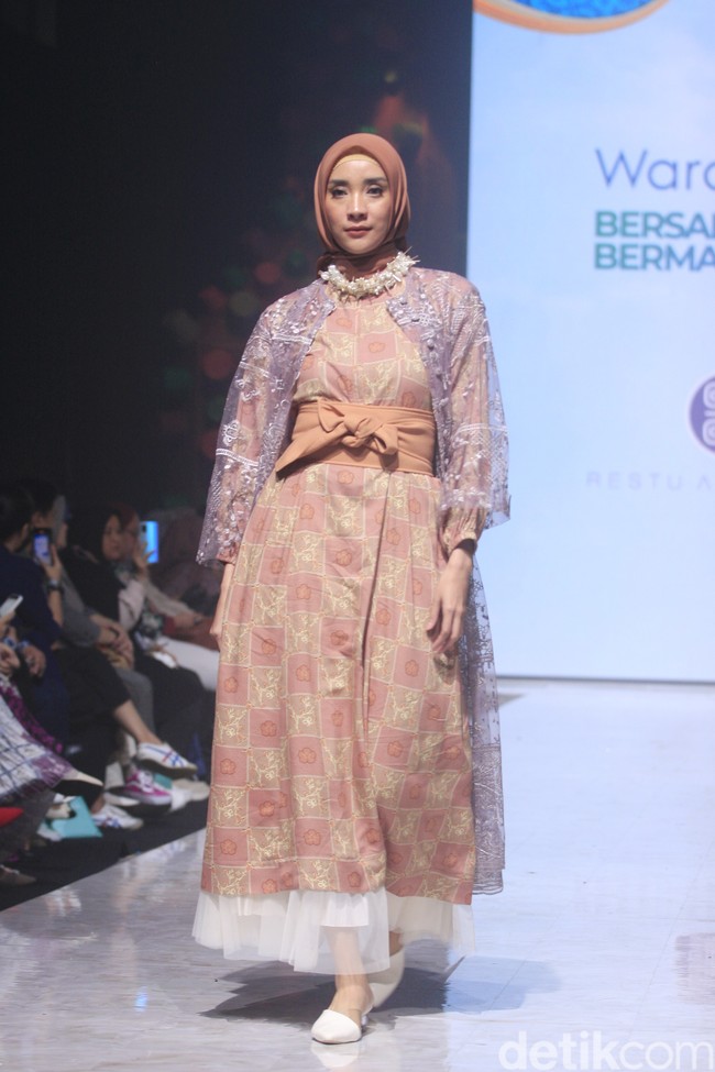 Inilah koleksi terbaru Restu Anggraini di Muffest 2023. Etu demikian sang desainer biasa disapa, terinspirasi dari bunga cempoko geni, salah satu bunga endemik asal Indonesia. Sang desainer juga banyak menambahkan detail lace pada koleksi untuk Ramadhan dan Lebaran 2023.  Foto: Mohammad Abduh/detikcom