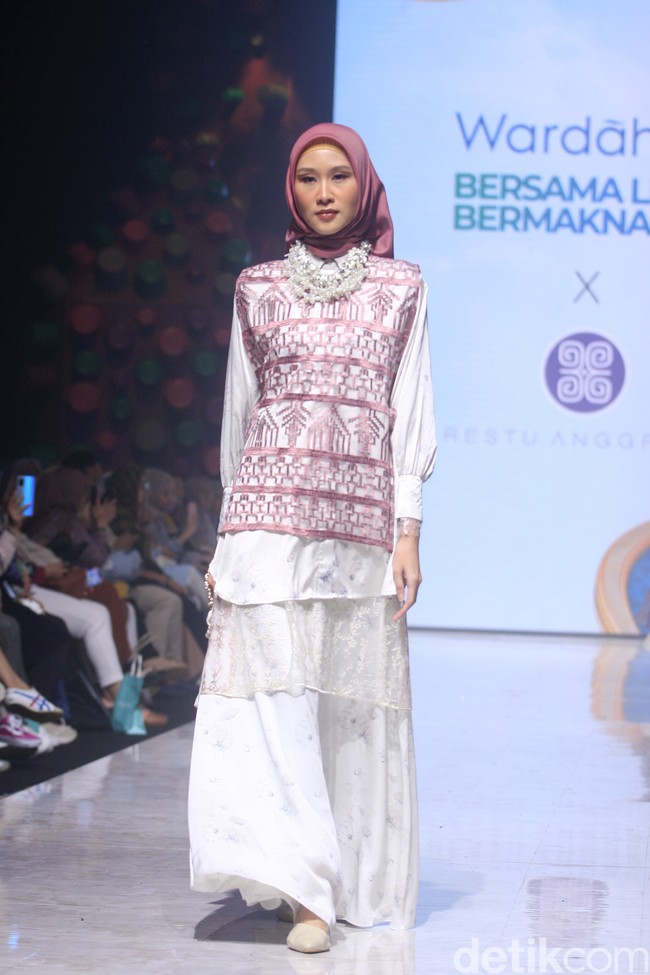 Inilah koleksi terbaru Restu Anggraini di Muffest 2023. Etu demikian sang desainer biasa disapa, terinspirasi dari bunga cempoko geni, salah satu bunga endemik asal Indonesia. Sang desainer juga banyak menambahkan detail lace pada koleksi untuk Ramadhan dan Lebaran 2023. Foto: Mohammad Abduh/detikcom