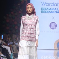 Inilah koleksi terbaru Restu Anggraini di Muffest 2023. Etu demikian sang desainer biasa disapa, terinspirasi dari bunga cempoko geni, salah satu bunga endemik asal Indonesia. Sang desainer juga banyak menambahkan detail lace pada koleksi untuk Ramadhan dan Lebaran 2023. Foto: Mohammad Abduh/detikcom